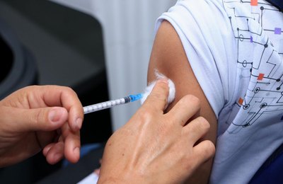 Educação inicia mutirão de vacinação em escolas da rede pública de Alagoas situadas na capital