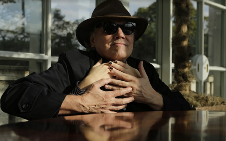 Em show, Barnabé canta repertório de “Clara Crocodilo”