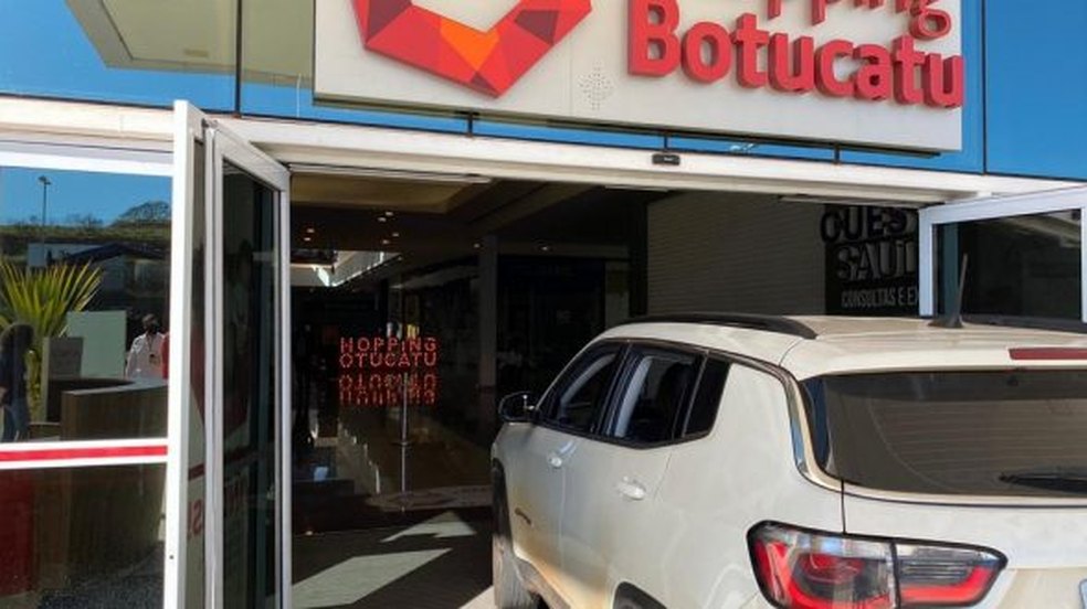 Shopping permite carros nos corredores