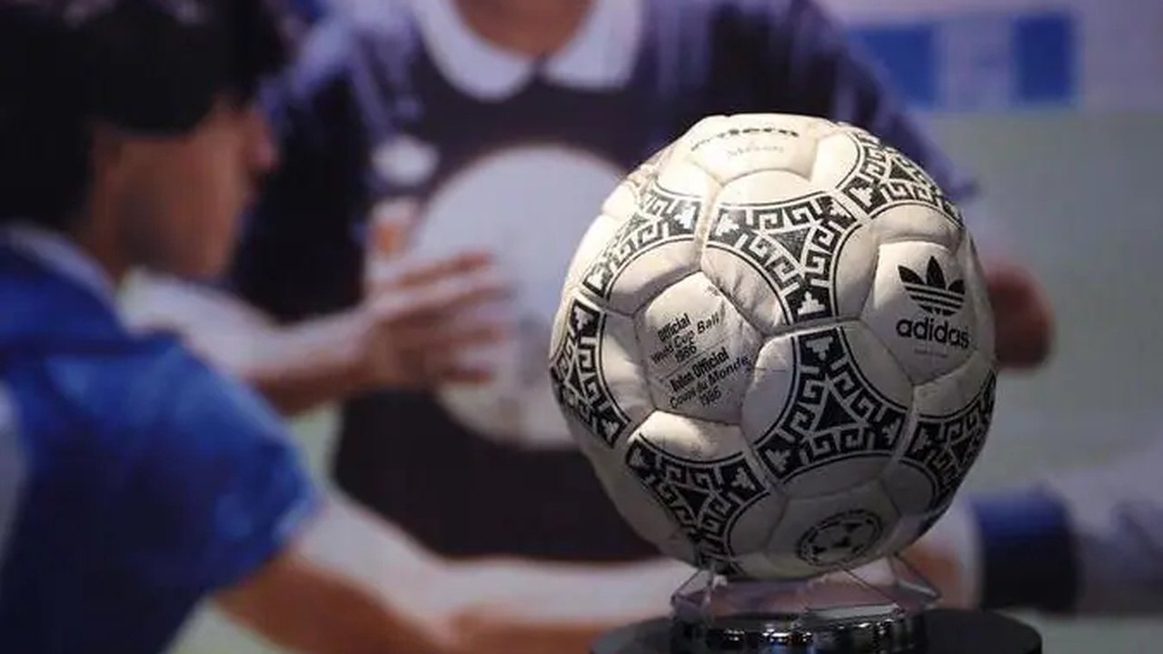 Bola da “mão de Deus” de Maradona é leiloada por R$ 12,8 milhões em Londres