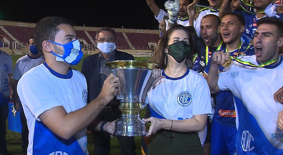 Grace entrega taça