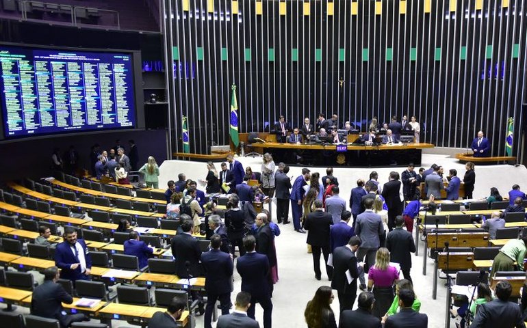 Câmara e senado driblam regra e tira férias extraoficiais