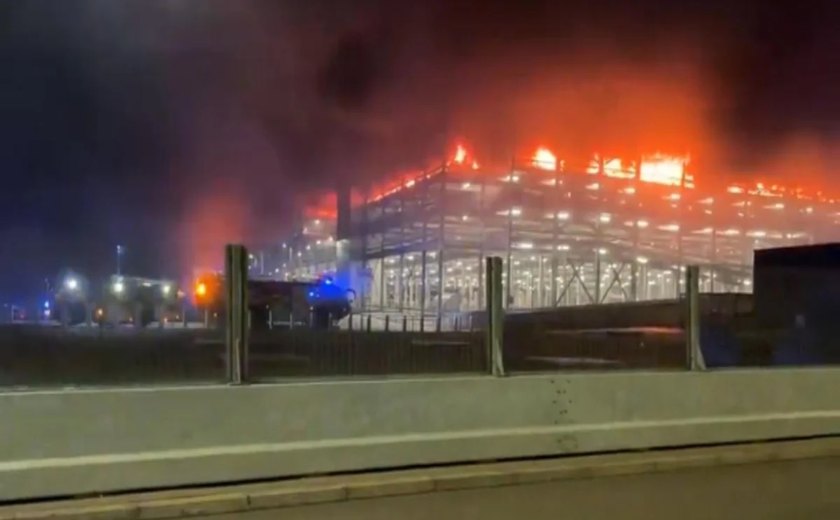 Incêndio obriga aeroporto de Londres a suspender todos os voos; vídeo