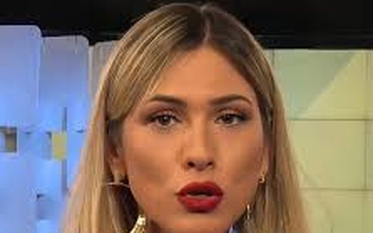 Lívia Andrade ganha festa de aniversário com direito a bolo, flores e cesta