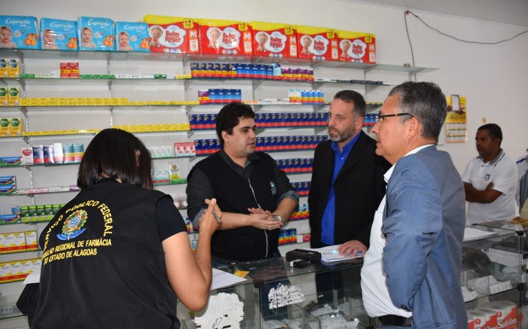Em operação, Promotoria do Consumidor e outros órgãos de fiscalização interditam farmácias irregulares
