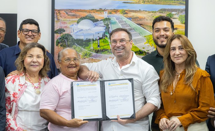 Luciano Barbosa assinou o documento para fomentar cadeia produtiva e a geração de renda a 70 famílias de recicladores.