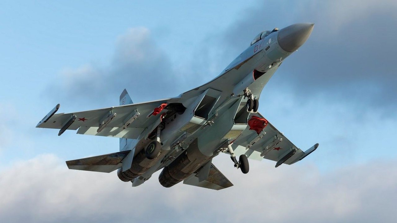 Grupo de acrobacia aérea russo Russkie Vityazi, em caças Su-35S, faz exibição espetacular na Malásia