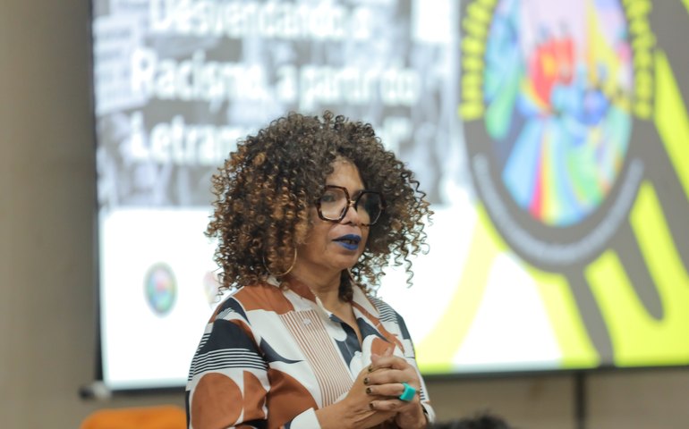 Bienal: Palestra aborda tema do letramento racial nas escolas municipais