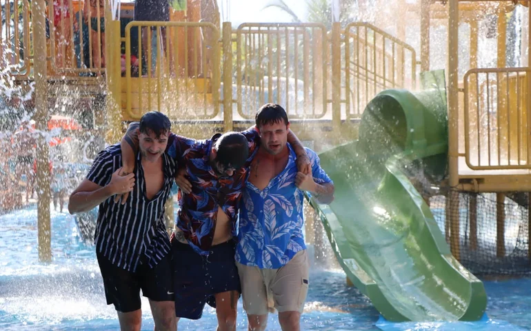 Rafael Cardoso e Paulo Vilhena gravam filme em parque no interior de SP