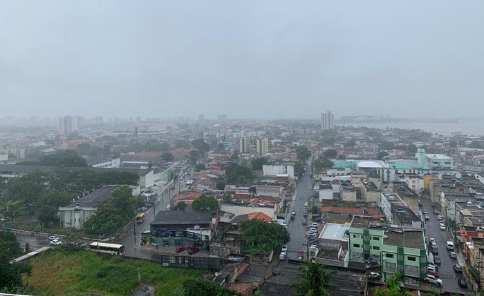 Nuvens carregadas sob Maceió e muita chuva nesta quarta-feira