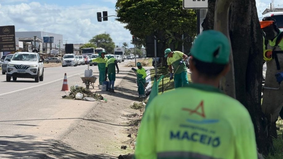 Limpeza Urbana inicia mutirão de limpeza na Avenida Lourival Melo Mota