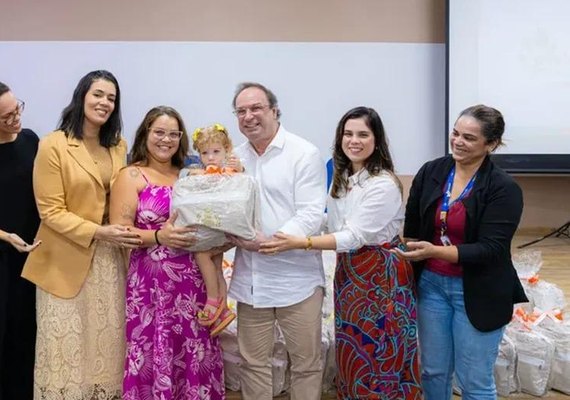 Prefeitura realiza a 1ª entrega de enxovais do projeto “Mãe Arapiraquense” de 2025