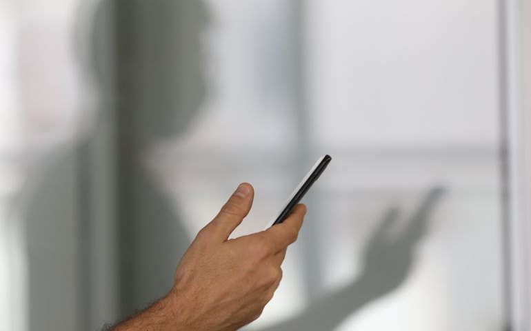 Excesso de telas entre jovens pode causar dores e puberdade precoce