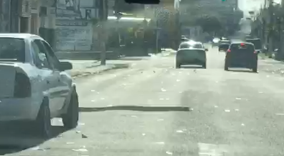 Motorista é flagrado jogando santinhos nas ruas durante votação em Aracaju