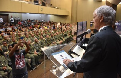 Governador Klerver Loureiro participa da formatura de oficiais da PM como paraninfo