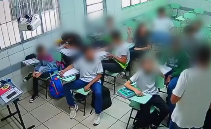 Pai relata que filho chegou em casa chorando após episódio em sala de aula