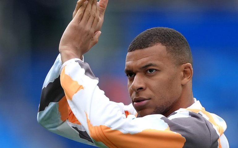 Mbappé é expulso, mas Real Madrid vence Alavés e continua na cola do Barcelona no Espanhol