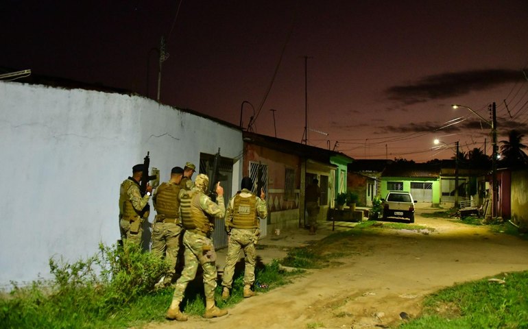 PM apreende fuzil, pistolas e 11 kg de drogas em operação em Rio Largo