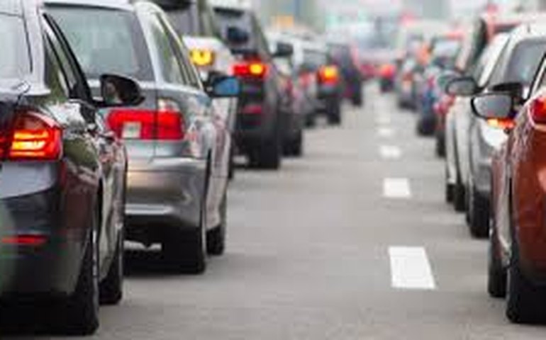 ABCR: fluxo de veículos em estradas com pedágio aumenta 18% em junho ante maio