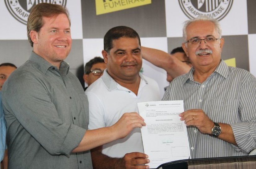 Teófilo assina ordem de serviço para iniciar reforma e ampliação do Fumeirão
