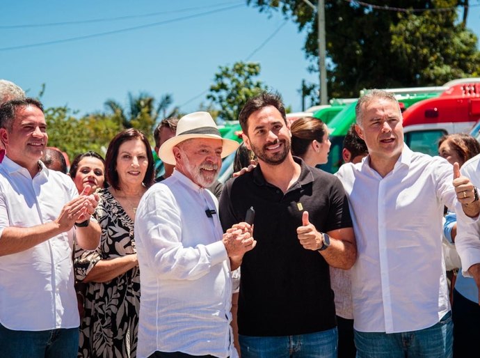 Prefeito de Santana do Mundaú recebe Unidade Móvel Odontológica das mãos do presidente Lula