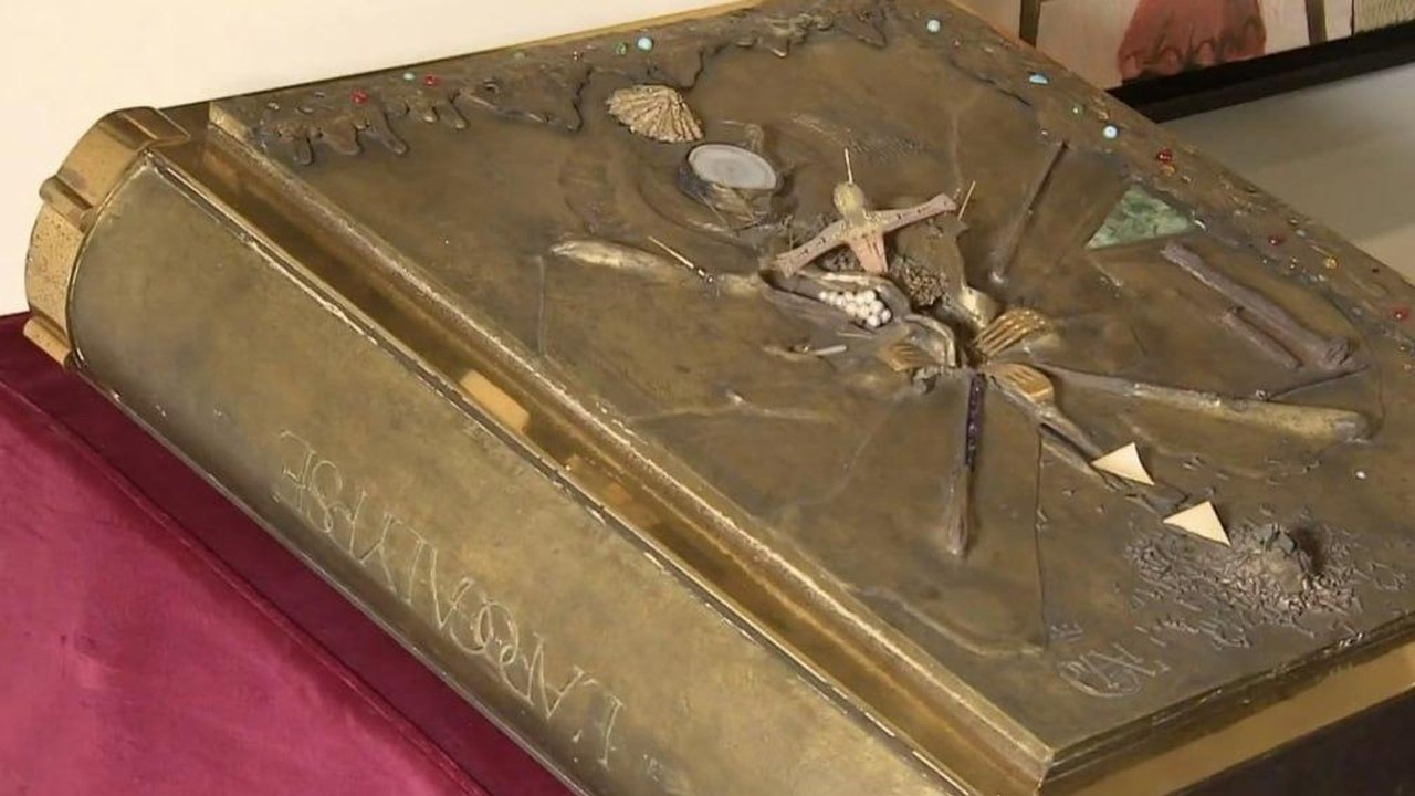 Novo roubo em museu na França envolve livro com capa criada por pintor surrealista Salvador Dalí
