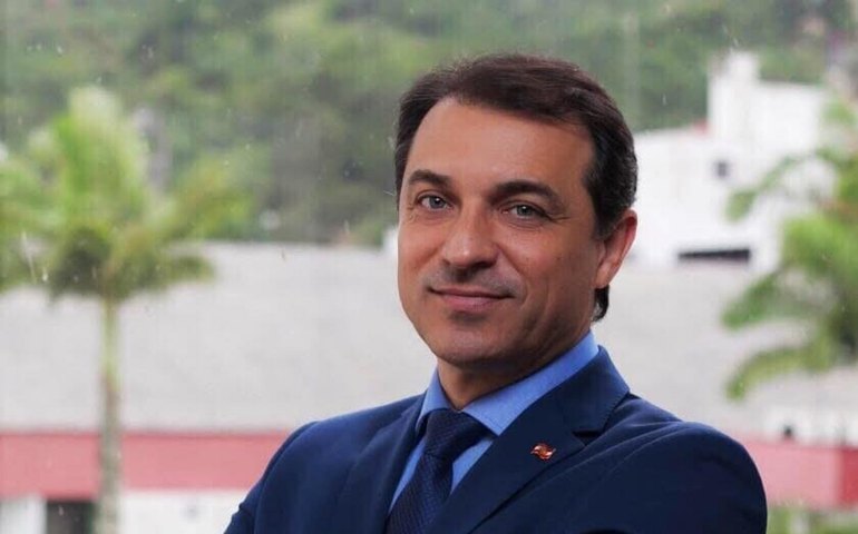 Tribunal de impeachment afasta governador catarinense do cargo, mas mantém vice