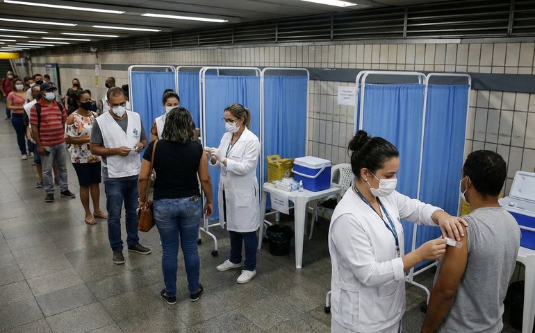 Estações do MetrôRio oferecem vacinação gratuita contra covid-19, gripe e outras doenças