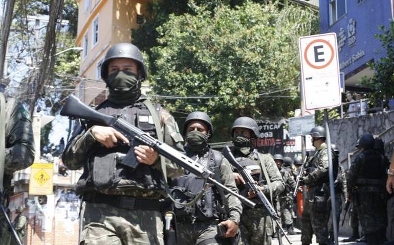Forças Armadas voltam à Rocinha no segundo dia de operações