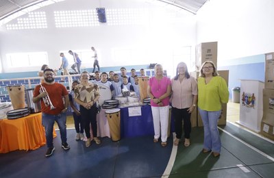 Prefeitura de Palmeira entrega instrumentos musicais para nove bandas de fanfarra de escolas