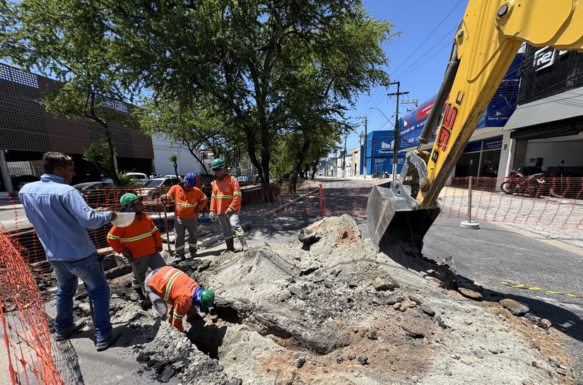 Obra de recuperação de drenagem interdita via no Poço