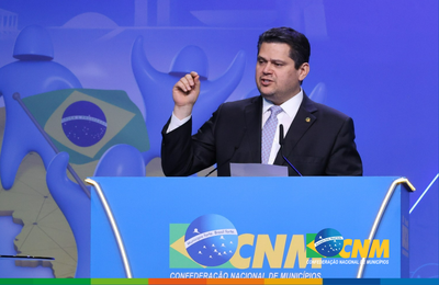 Alcolumbre anuncia apreciação de vetos a transferências de Municípios inadimplentes na XVII Marcha