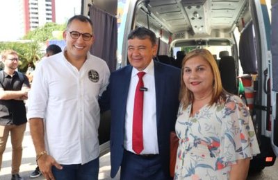 Prefeito Pino recebe novo veículo do governo federal para a assistência social de Campestre