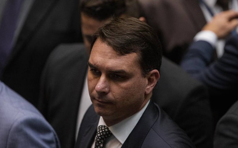 Após 1ª denúncia, MP deve investigar Flávio por lavagem