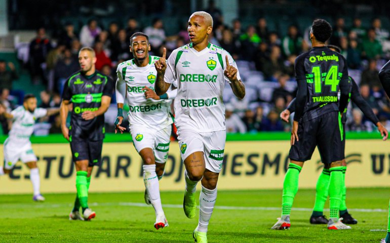 Cuiabá faz 3 a 0 no desesperado Coritiba e se distancia da zona de queda do Brasileirão