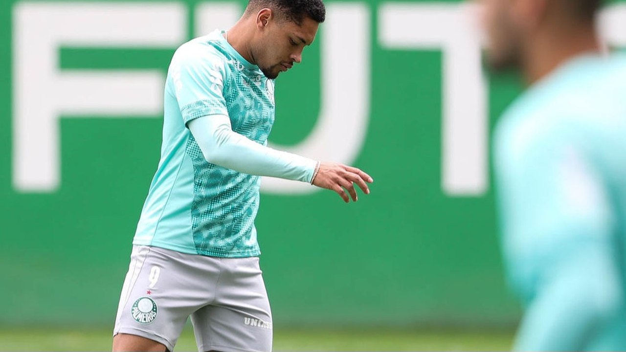 Treino do Palmeiras: Vitor Roque aparece no gramado; Sosa tem lesão detectada