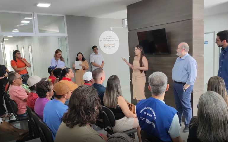 Pacientes visitam Centro de Hemodiálise de Penedo e conhecem equipe responsável pelo serviço