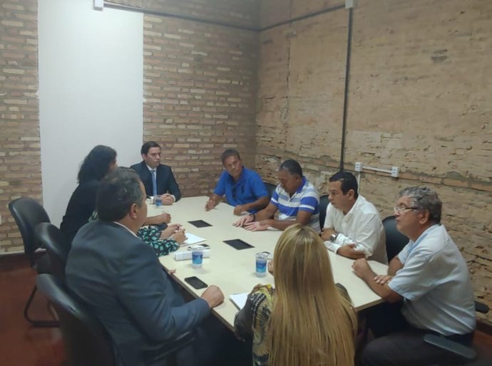 Presidente da Câmara recebe taxistas e conversa sobre regulamentação de transporte por aplicativos