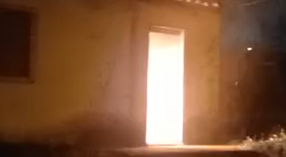Mulher surta e ateia fogo dentro de casa na Grande Aracaju; VÍDEO