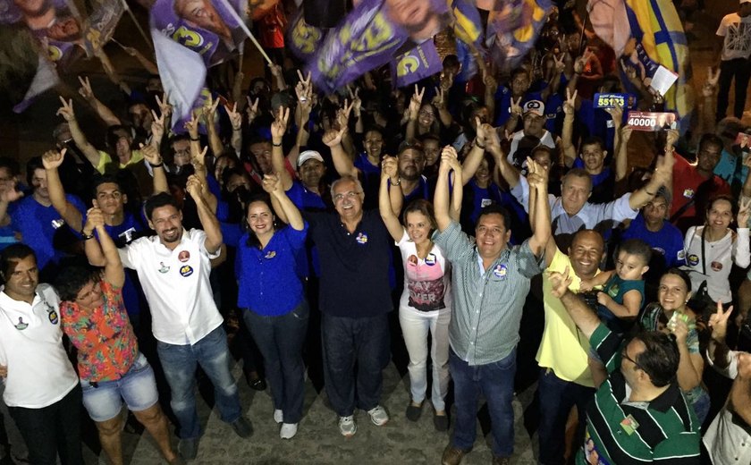 Gritos de apoio marcam chegada de Rogério Teófilo ao bairro Primavera