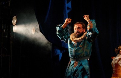 Fenômeno teatral "O Céu da Língua", de Gregorio Duvivier, chega a Maceió após sucesso absoluto no país