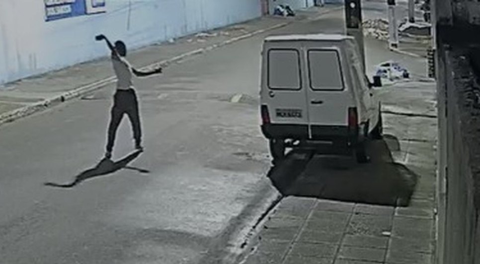 Ação criminosa foi registrada por câmeras de monitoramento. Foto: Reprodução/Internet.