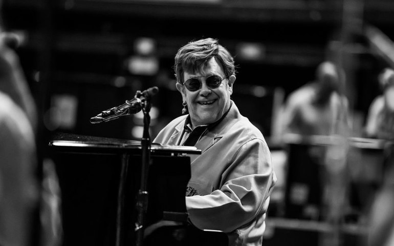 Elton John revela grave infecção nos olhos: 'Estou me recuperando'