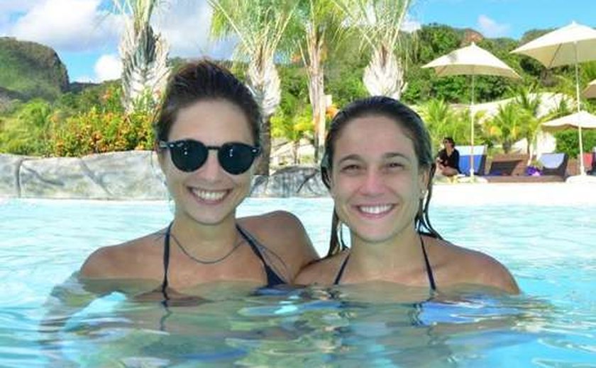 Fernanda Gentil curte feriado em resort com a namorada, Priscila Montandon