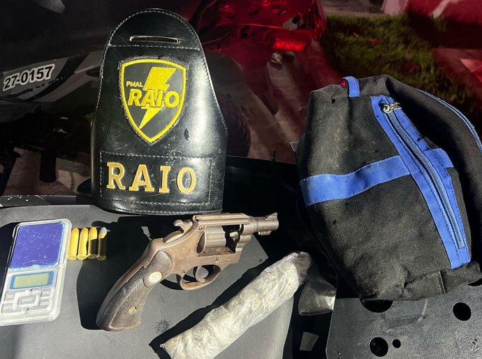 Abordagens da PM apreendem quatro armas de fogo e 3,6 Kg drogas na capital e interior