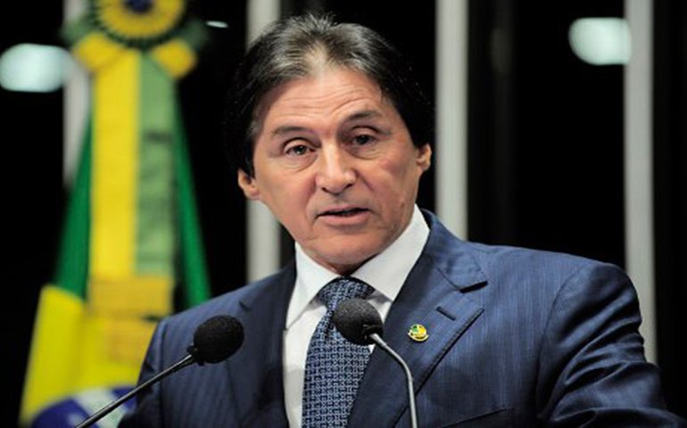 Eunício apaga luzes e suspende sessão da reforma trabalhista