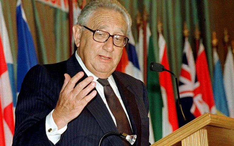 'Uma das vozes mais confiáveis e distintas', diz George Bush sobre Kissinger