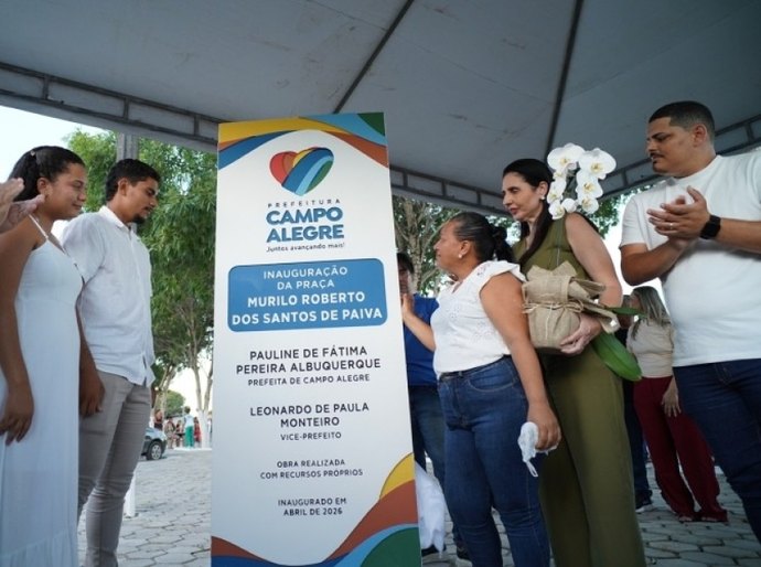 Prefeita Pauline Pereira inaugura pavimentação de mais uma rua e uma praça no povoado Chã da Imbira