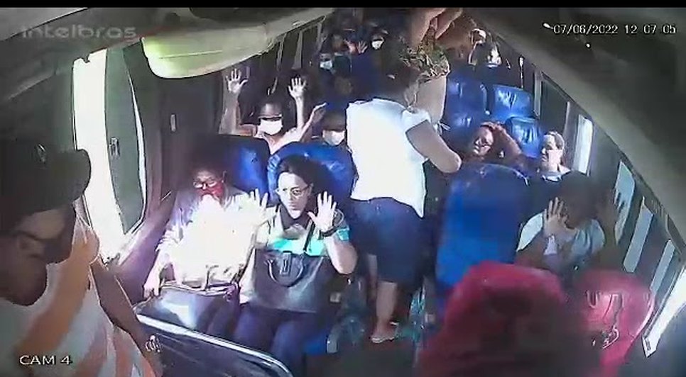 Passageira de ônibus é obrigada a recolher pertences durante assalto em Nossa Senhora do Socorro; VÍDEO.jpg