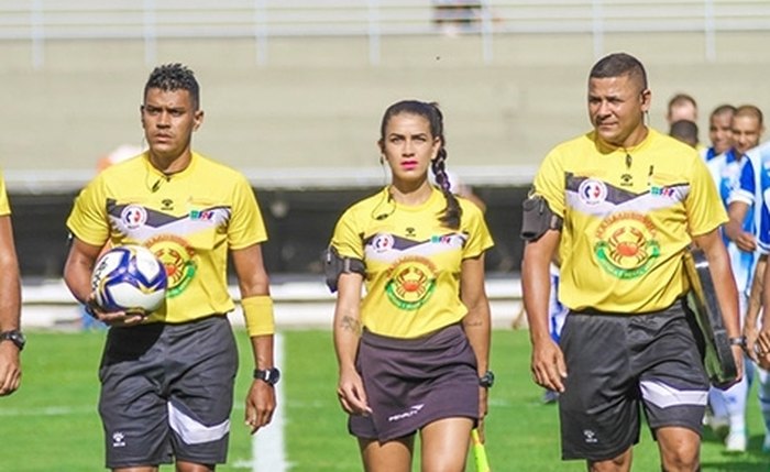 Jonata Gouveia, do lado esquerdo com a bola na mão apita CRB e Jaciobá no Rei Pelé - Foto: FAF